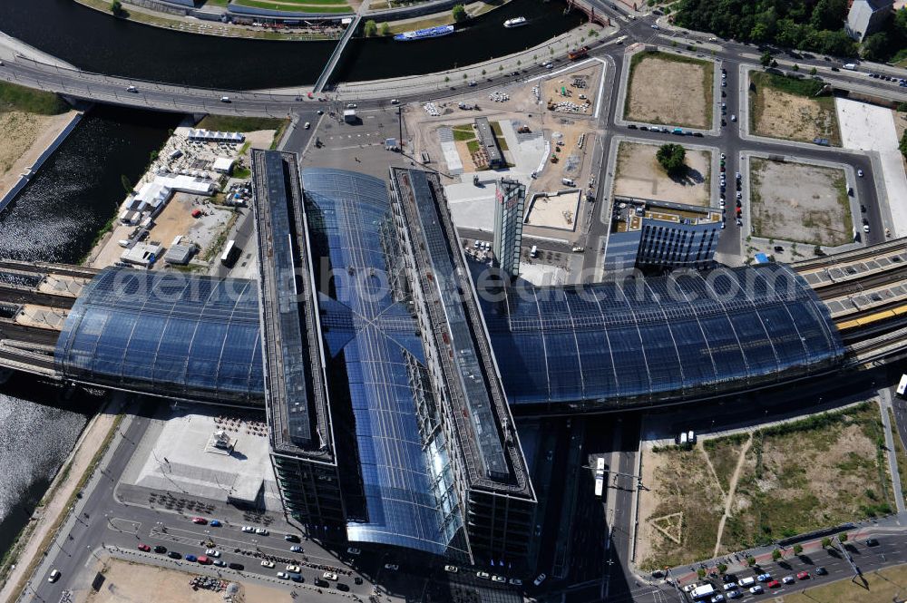 Aerial photograph Berlin Moabit - Blick auf die Erweiterung- und Bauflächen am Berliner Hauptbahnhof am Spreebogen im Tiergarten, auch usbekisches Umfeld genannt. Derzeit laufen Bauvorbereitungen für eine Reihe von Wohn- und Büroneubauten, die die Umgebung des Bereiches der Deutschen Bahn aufwerten sollen. So entstehen auf den bisherigen Brachflächen die Stadtquartiere Humboldthafen Europacity und Lehrter Stadtquartier . View of the expansion and construction areas at the Berlin Central Station.