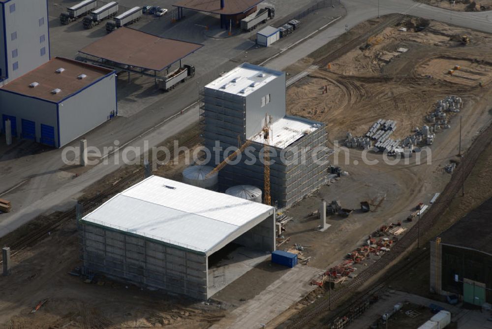 Aerial image Schwedt - Blick auf die Bioethanolanlage auf dem Gelände der PCK - Raffinerie in Schwedt. Im August 2005 ging die Anlage der VERBIO Ethanol Schwedt GmbH & Co. KG als europaweit erste Bioethanolanlage, die sich auf dem Gelände eines Erdölverarbeitungswerkes befindet, in Betrieb. Das Werk verarbeitet landwirtschaftliche Produkte aus dem Umland zu Kraftstoffen und liegt somit am Puls der Zeit. Umgewandelt wird vorwiegend Roggen. Kontakt: VERBIO Ethanol Schwedt GmbH & Co. KG, Passower Chaussee 111, 16303 Schwedt, Tel. +49(0)3332 26995 57, Fax +49(0)3332 26995 48, Email: info@verbio.de