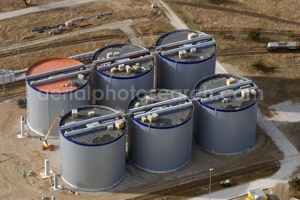 Aerial image Schwedt - Blick auf die Bioethanolanlage auf dem Gelände der PCK - Raffinerie in Schwedt. Im August 2005 ging die Anlage der VERBIO Ethanol Schwedt GmbH & Co. KG als europaweit erste Bioethanolanlage, die sich auf dem Gelände eines Erdölverarbeitungswerkes befindet, in Betrieb. Das Werk verarbeitet landwirtschaftliche Produkte aus dem Umland zu Kraftstoffen und liegt somit am Puls der Zeit. Umgewandelt wird vorwiegend Roggen. Kontakt: VERBIO Ethanol Schwedt GmbH & Co. KG, Passower Chaussee 111, 16303 Schwedt, Tel. +49(0)3332 26995 57, Fax +49(0)3332 26995 48, Email: info@verbio.de