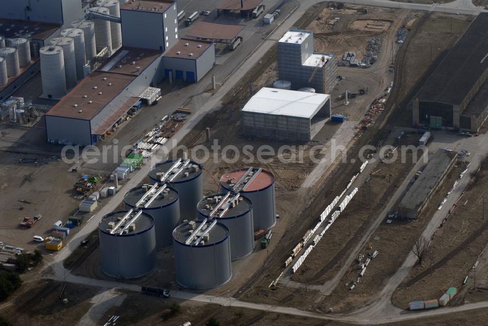 Schwedt from above - Blick auf die Bioethanolanlage auf dem Gelände der PCK - Raffinerie in Schwedt. Im August 2005 ging die Anlage der VERBIO Ethanol Schwedt GmbH & Co. KG als europaweit erste Bioethanolanlage, die sich auf dem Gelände eines Erdölverarbeitungswerkes befindet, in Betrieb. Das Werk verarbeitet landwirtschaftliche Produkte aus dem Umland zu Kraftstoffen und liegt somit am Puls der Zeit. Umgewandelt wird vorwiegend Roggen. Kontakt: VERBIO Ethanol Schwedt GmbH & Co. KG, Passower Chaussee 111, 16303 Schwedt, Tel. +49(0)3332 26995 57, Fax +49(0)3332 26995 48, Email: info@verbio.de