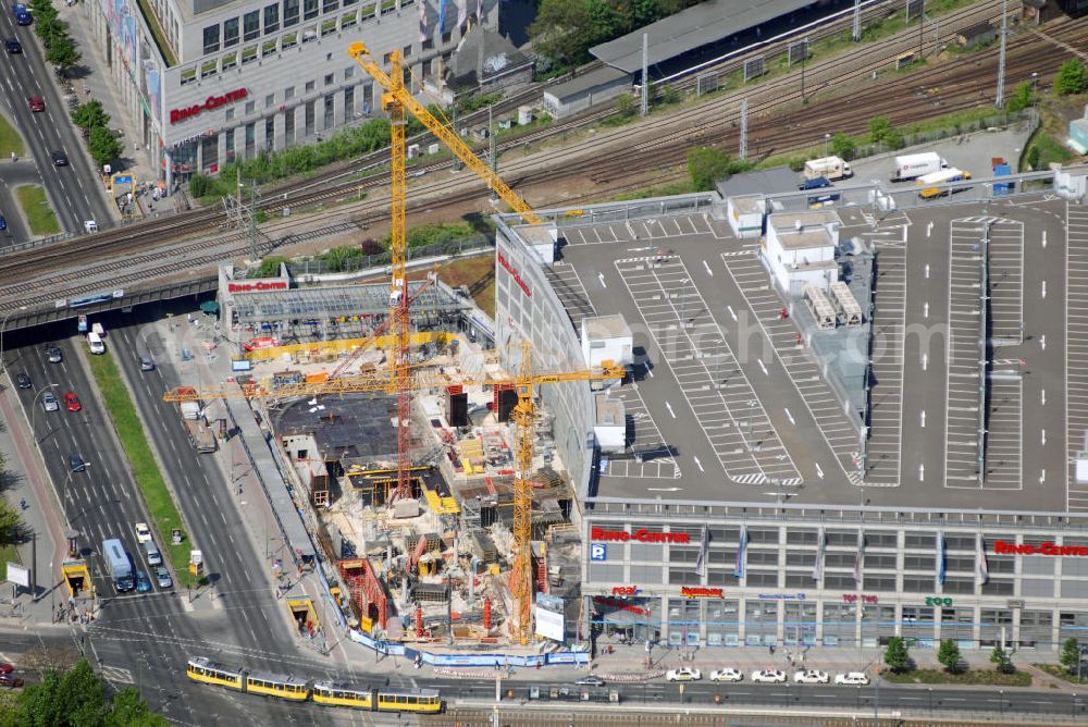 Aerial image Berlin - Erweiterungsbaustelle Ring-Center. Als Mieter wird dort „Galeria Kaufhof“ einziehen. Das neue Gebäude verfügt über vier elegante Etagen und bietet mehr als 8.700 m² Verkaufsfläche. Diese werden über die Verlängerung der Bestandsmall mit dem Ring-Center II verbunden. Die schlüsselfertige Erstellung erfolgte durch die Ed. Züblin AG, Direktion Stuttgart/Komplettbau gemeinsam mit dem Bereich Berlin, Kontakt Albstadtweg 3, 70567 Stuttgart, Telefon +49 711 7883-0, Fax +49 711 7883-390, E-Mail info@zueblin.de,