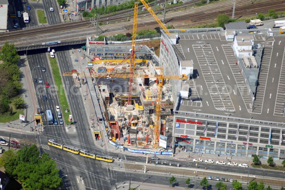 Aerial photograph Berlin - Erweiterungsbaustelle Ring-Center. Als Mieter wird dort „Galeria Kaufhof“ einziehen. Das neue Gebäude verfügt über vier elegante Etagen und bietet mehr als 8.700 m² Verkaufsfläche. Diese werden über die Verlängerung der Bestandsmall mit dem Ring-Center II verbunden. Die schlüsselfertige Erstellung erfolgte durch die Ed. Züblin AG, Direktion Stuttgart/Komplettbau gemeinsam mit dem Bereich Berlin, Kontakt Albstadtweg 3, 70567 Stuttgart, Telefon +49 711 7883-0, Fax +49 711 7883-390, E-Mail info@zueblin.de,