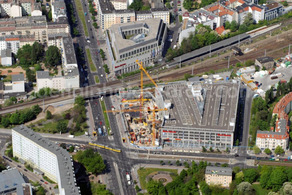 Berlin from above - Erweiterungsbaustelle Ring-Center. Als Mieter wird dort „Galeria Kaufhof“ einziehen. Das neue Gebäude verfügt über vier elegante Etagen und bietet mehr als 8.700 m² Verkaufsfläche. Diese werden über die Verlängerung der Bestandsmall mit dem Ring-Center II verbunden. Die schlüsselfertige Erstellung erfolgte durch die Ed. Züblin AG, Direktion Stuttgart/Komplettbau gemeinsam mit dem Bereich Berlin, Kontakt Albstadtweg 3, 70567 Stuttgart, Telefon +49 711 7883-0, Fax +49 711 7883-390, E-Mail info@zueblin.de,