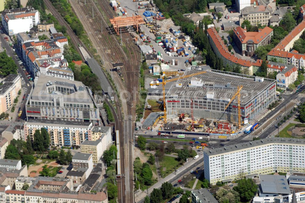 Berlin from the bird's eye view: Erweiterungsbaustelle Ring-Center. Als Mieter wird dort „Galeria Kaufhof“ einziehen. Das neue Gebäude verfügt über vier elegante Etagen und bietet mehr als 8.700 m² Verkaufsfläche. Diese werden über die Verlängerung der Bestandsmall mit dem Ring-Center II verbunden. Die schlüsselfertige Erstellung erfolgte durch die Ed. Züblin AG, Direktion Stuttgart/Komplettbau gemeinsam mit dem Bereich Berlin, Kontakt Albstadtweg 3, 70567 Stuttgart, Telefon +49 711 7883-0, Fax +49 711 7883-390, E-Mail info@zueblin.de,