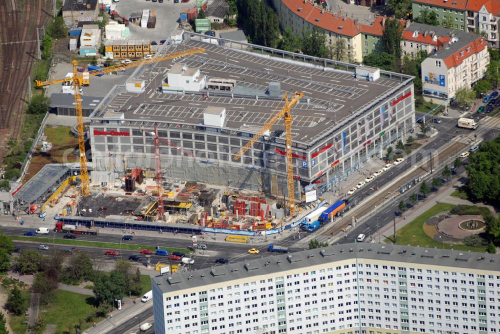 Aerial image Berlin - Erweiterungsbaustelle Ring-Center. Als Mieter wird dort „Galeria Kaufhof“ einziehen. Das neue Gebäude verfügt über vier elegante Etagen und bietet mehr als 8.700 m² Verkaufsfläche. Diese werden über die Verlängerung der Bestandsmall mit dem Ring-Center II verbunden. Die schlüsselfertige Erstellung erfolgte durch die Ed. Züblin AG, Direktion Stuttgart/Komplettbau gemeinsam mit dem Bereich Berlin, Kontakt Albstadtweg 3, 70567 Stuttgart, Telefon +49 711 7883-0, Fax +49 711 7883-390, E-Mail info@zueblin.de,