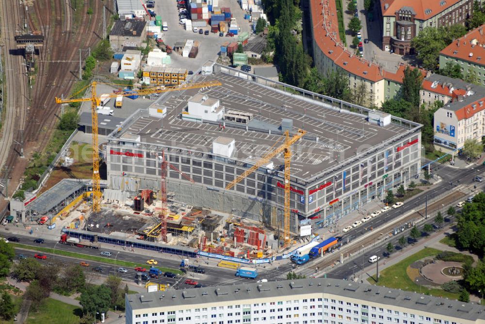 Aerial photograph Berlin - Erweiterungsbaustelle Ring-Center. Als Mieter wird dort „Galeria Kaufhof“ einziehen. Das neue Gebäude verfügt über vier elegante Etagen und bietet mehr als 8.700 m² Verkaufsfläche. Diese werden über die Verlängerung der Bestandsmall mit dem Ring-Center II verbunden. Die schlüsselfertige Erstellung erfolgte durch die Ed. Züblin AG, Direktion Stuttgart/Komplettbau gemeinsam mit dem Bereich Berlin, Kontakt Albstadtweg 3, 70567 Stuttgart, Telefon +49 711 7883-0, Fax +49 711 7883-390, E-Mail info@zueblin.de,