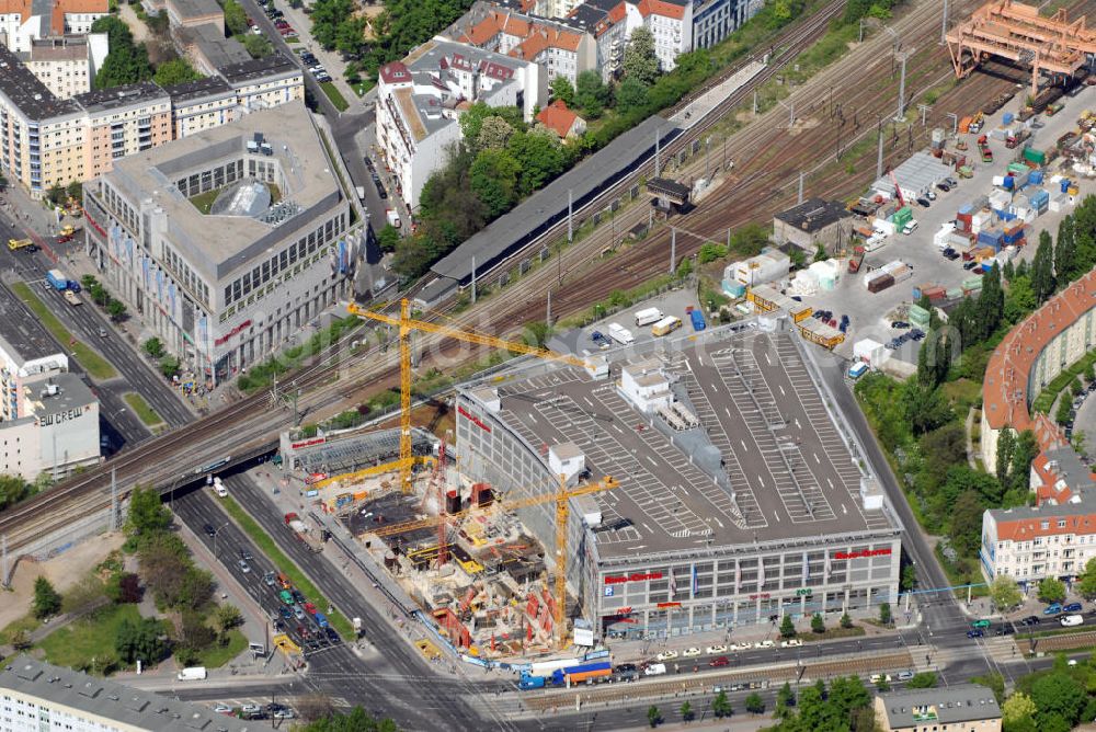 Berlin from above - Erweiterungsbaustelle Ring-Center. Als Mieter wird dort „Galeria Kaufhof“ einziehen. Das neue Gebäude verfügt über vier elegante Etagen und bietet mehr als 8.700 m² Verkaufsfläche. Diese werden über die Verlängerung der Bestandsmall mit dem Ring-Center II verbunden. Die schlüsselfertige Erstellung erfolgte durch die Ed. Züblin AG, Direktion Stuttgart/Komplettbau gemeinsam mit dem Bereich Berlin, Kontakt Albstadtweg 3, 70567 Stuttgart, Telefon +49 711 7883-0, Fax +49 711 7883-390, E-Mail info@zueblin.de,