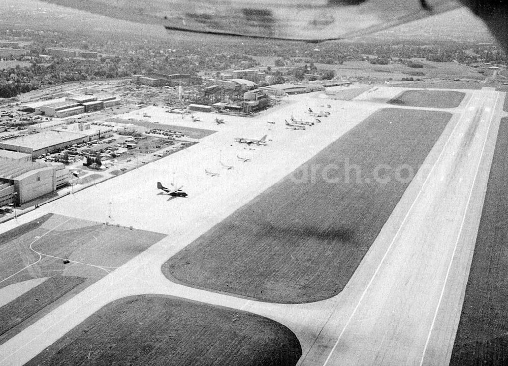 Aerial image Dresden-Klotsche - Erweiterungs- und Ausbauarbeiten am Flughafen Dresden-Klotsche.