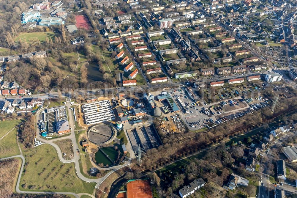 Aerial photograph Duisburg - New construction site and extension of the sewage treatment basins and purification stages on Klaeranlage Duisburg Huckingen on Kaiserswerther Strasse in the district Huckingen in Duisburg in the state North Rhine-Westphalia, Germany