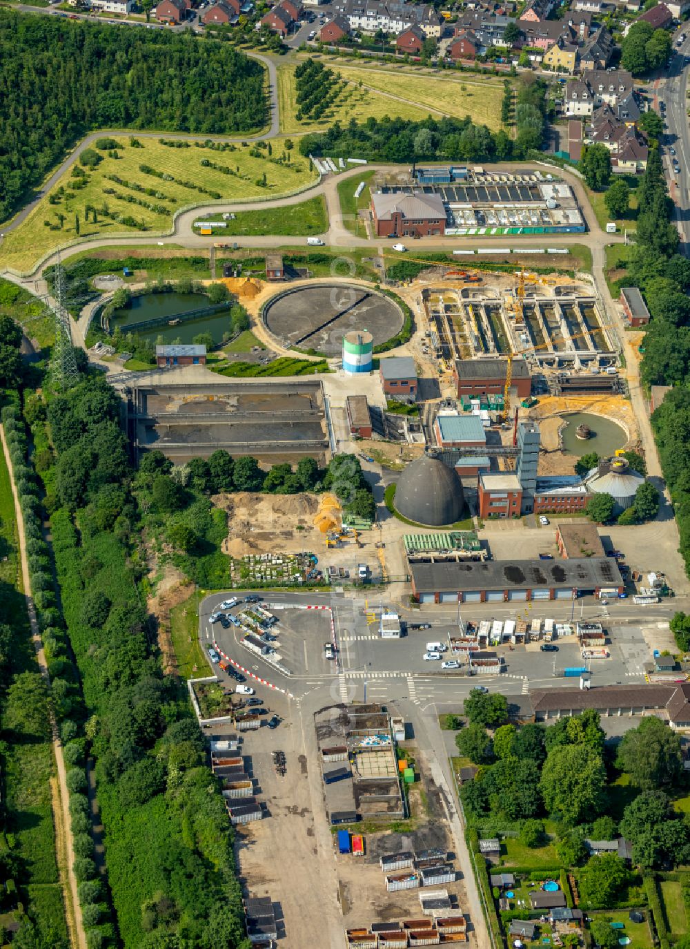 Aerial image Duisburg - New construction site and extension of the sewage treatment basins and purification stages on Klaeranlage Duisburg Huckingen on Kaiserswerther Strasse in the district Huckingen in Duisburg in the state North Rhine-Westphalia, Germany