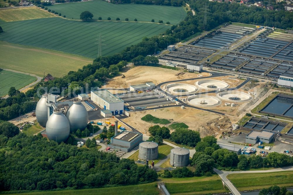 Aerial photograph Duisburg - New construction site and extension of the sewage treatment basins and purification stages of Klaeranlage Emschermuendung on Turmstrasse in the district Walsum in Dinslaken in the state North Rhine-Westphalia, Germany