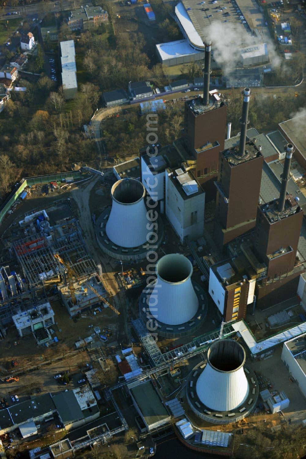 Berlin from the bird's eye view: Exhaust towers of the Vattenfall Europe AG at Teltowkanal in Berlin Lichterfelde