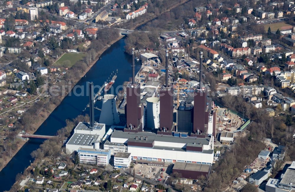 Aerial photograph Berlin - Exhaust towers of the Vattenfall Europe AG at the canal eltowkanal in Berlin Lichterfelde