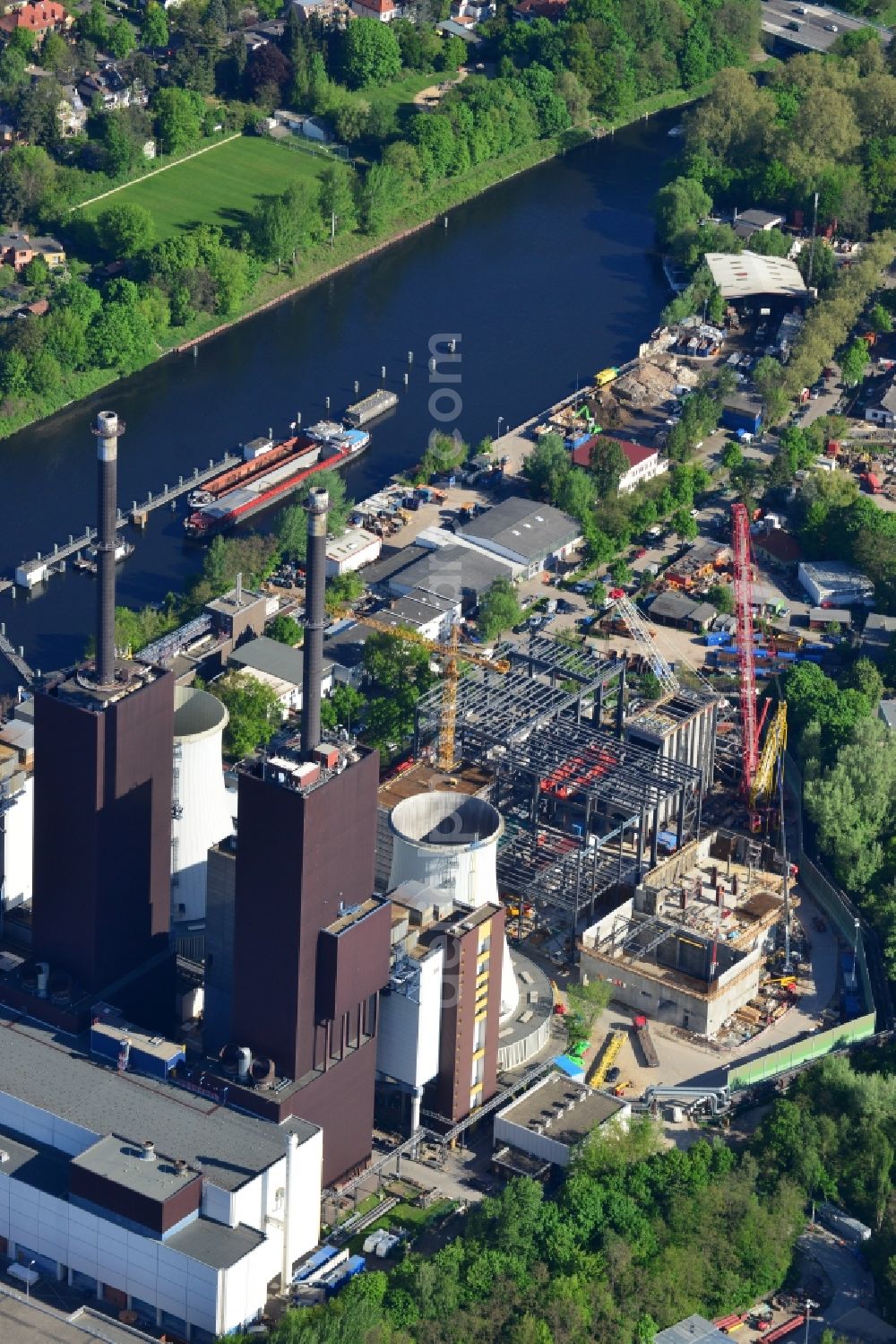 Berlin from above - Exhaust towers of the Vattenfall Europe AG at the canal eltowkanal in Berlin Lichterfelde