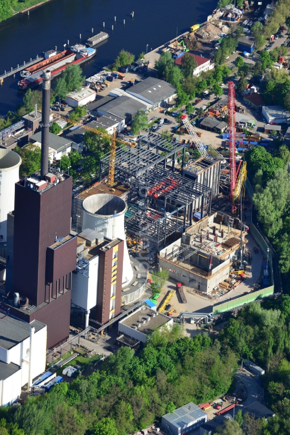 Berlin from the bird's eye view: Exhaust towers of the Vattenfall Europe AG at the canal eltowkanal in Berlin Lichterfelde