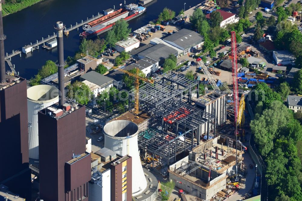 Aerial image Berlin - Exhaust towers of the Vattenfall Europe AG at the canal eltowkanal in Berlin Lichterfelde