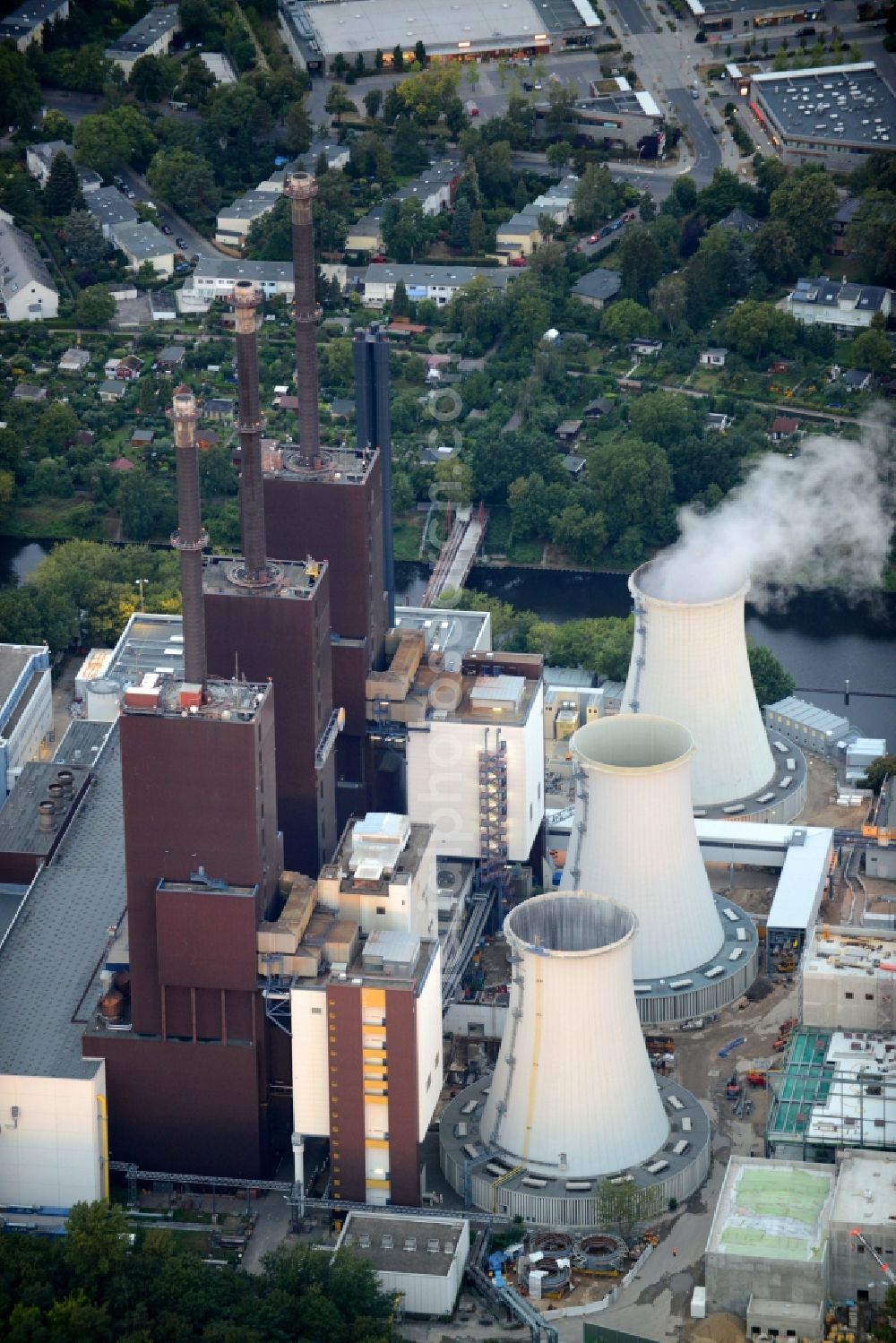 Aerial photograph Berlin - Exhaust towers of the Vattenfall Europe AG at the canal eltowkanal in Berlin Lichterfelde