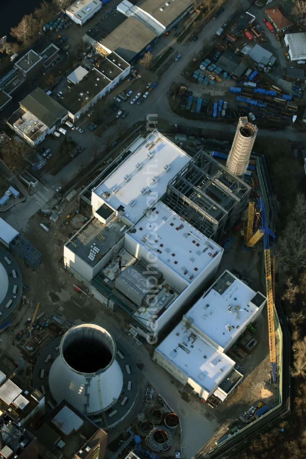 Aerial photograph Berlin - Exhaust towers of the Vattenfall Europe AG at the canal eltowkanal in Berlin Lichterfelde