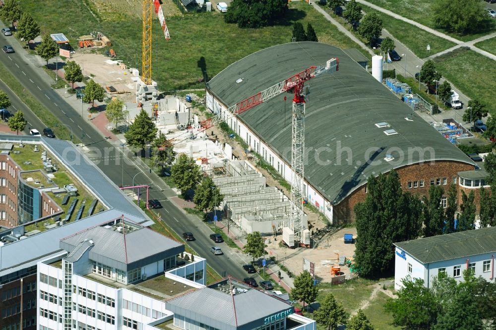 Aerial photograph Berlin - New extension building site on the buildings and production halls on the premises of the Air Liquide Sales Partners Research and Technology Service Schroeder - Technical Gases in the Adlershof district in Berlin, Germany