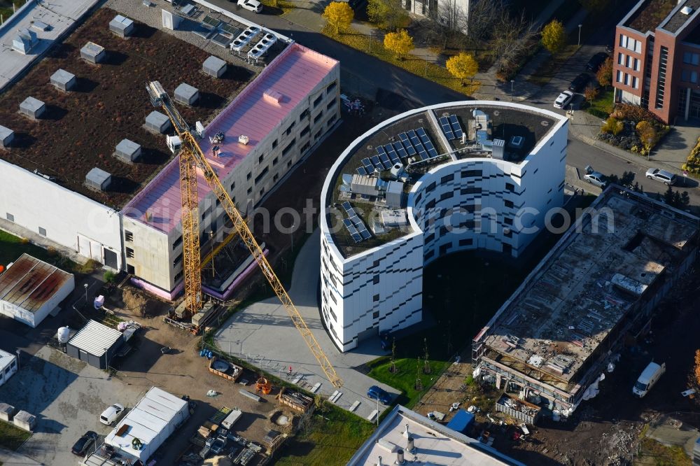 Aerial photograph Berlin - Extension of new building site at the building complex of the institute Willy-Wien-Laboratorium (PTB) on Magnusstrasse in the district Adlershof in Berlin, Germany