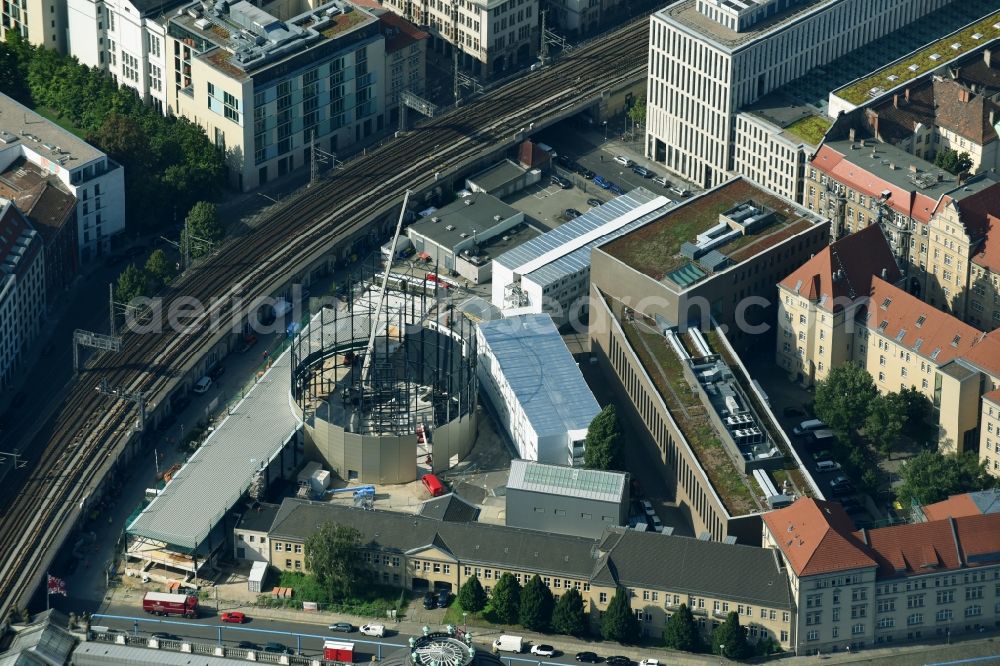 Aerial photograph Berlin - Extension of a new construction site at the Museum- Building PERGAMONMUSEUM. DAS PANORAMA TEMPORAeRER AUSSTELLUNGSBAU AM KUPFERGRABEN in the district Mitte in Berlin, Germany