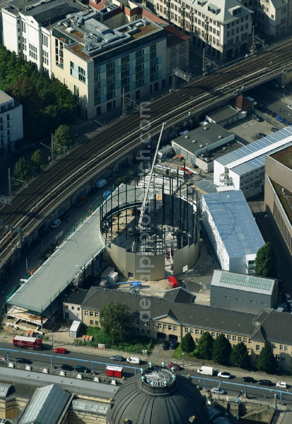 Berlin from above - Extension of a new construction site at the Museum- Building PERGAMONMUSEUM. DAS PANORAMA TEMPORAeRER AUSSTELLUNGSBAU AM KUPFERGRABEN in the district Mitte in Berlin, Germany