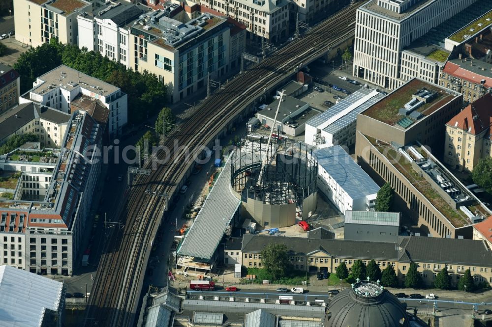 Berlin from the bird's eye view: Extension of a new construction site at the Museum- Building PERGAMONMUSEUM. DAS PANORAMA TEMPORAeRER AUSSTELLUNGSBAU AM KUPFERGRABEN in the district Mitte in Berlin, Germany