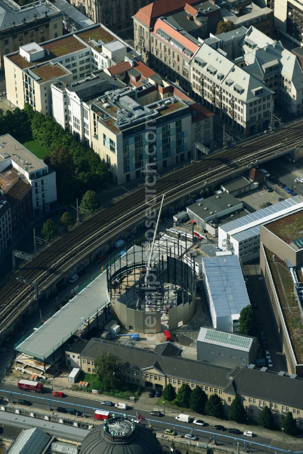 Aerial photograph Berlin - Extension of a new construction site at the Museum- Building PERGAMONMUSEUM. DAS PANORAMA TEMPORAeRER AUSSTELLUNGSBAU AM KUPFERGRABEN in the district Mitte in Berlin, Germany