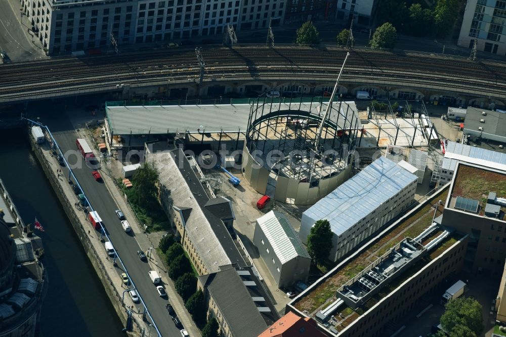 Berlin from the bird's eye view: Extension of a new construction site at the Museum- Building PERGAMONMUSEUM. DAS PANORAMA TEMPORAeRER AUSSTELLUNGSBAU AM KUPFERGRABEN in the district Mitte in Berlin, Germany