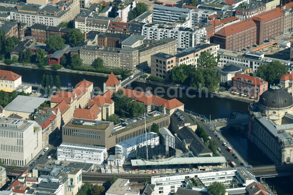 Aerial photograph Berlin - Extension of a new construction site at the Museum- Building PERGAMONMUSEUM. DAS PANORAMA TEMPORAeRER AUSSTELLUNGSBAU AM KUPFERGRABEN in the district Mitte in Berlin, Germany