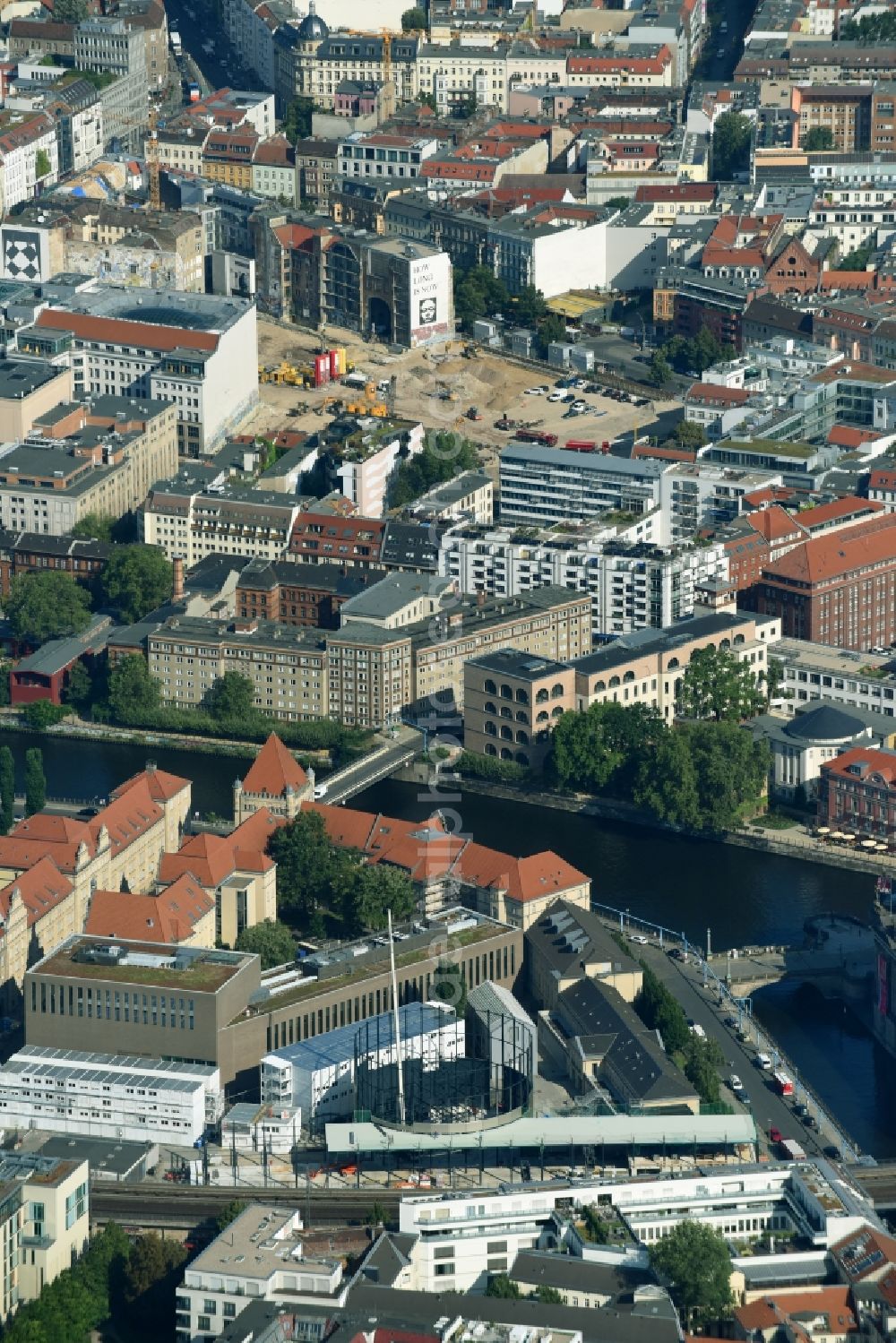 Berlin from above - Extension of a new construction site at the Museum- Building PERGAMONMUSEUM. DAS PANORAMA TEMPORAeRER AUSSTELLUNGSBAU AM KUPFERGRABEN in the district Mitte in Berlin, Germany