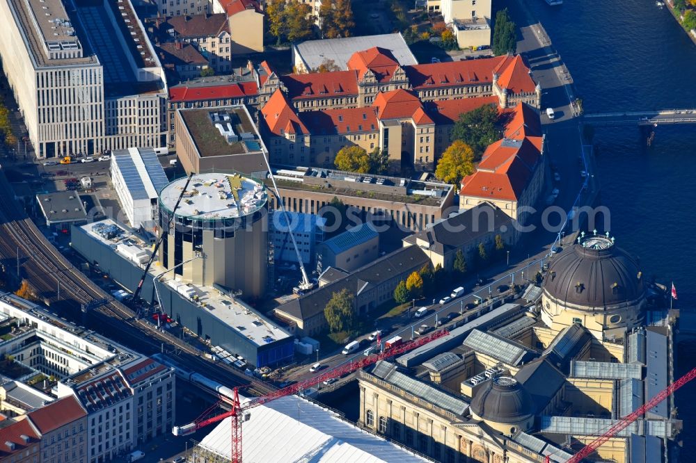 Aerial image Berlin - Extension of a new construction site at the Museum- Building PERGAMONMUSEUM. DAS PANORAMA TEMPORAeRER AUSSTELLUNGSBAU AM KUPFERGRABEN in the district Mitte in Berlin, Germany