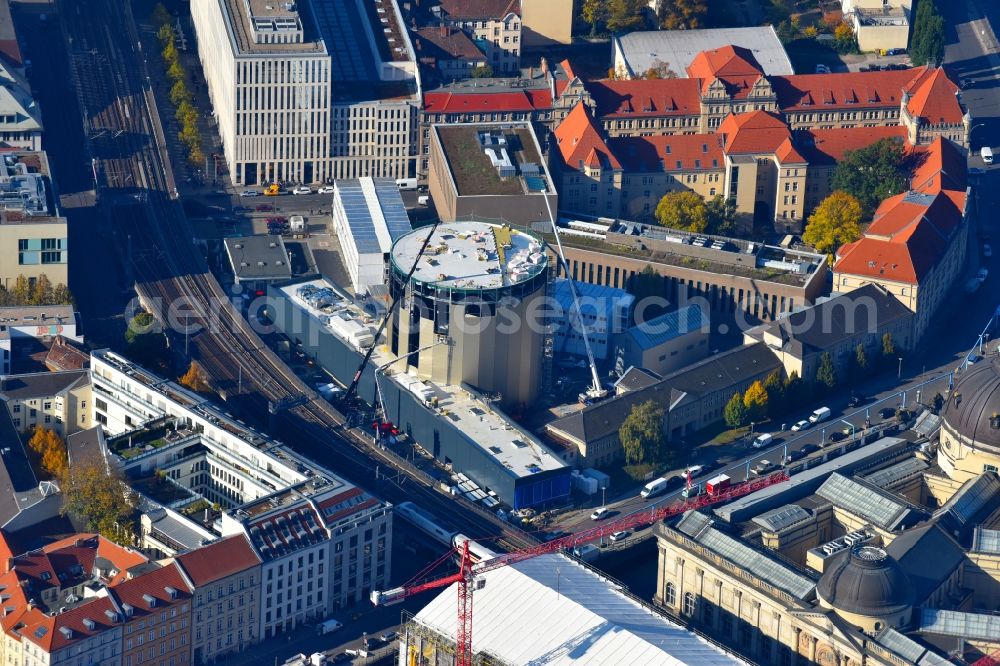 Aerial photograph Berlin - Extension of a new construction site at the Museum- Building PERGAMONMUSEUM. DAS PANORAMA TEMPORAeRER AUSSTELLUNGSBAU AM KUPFERGRABEN in the district Mitte in Berlin, Germany