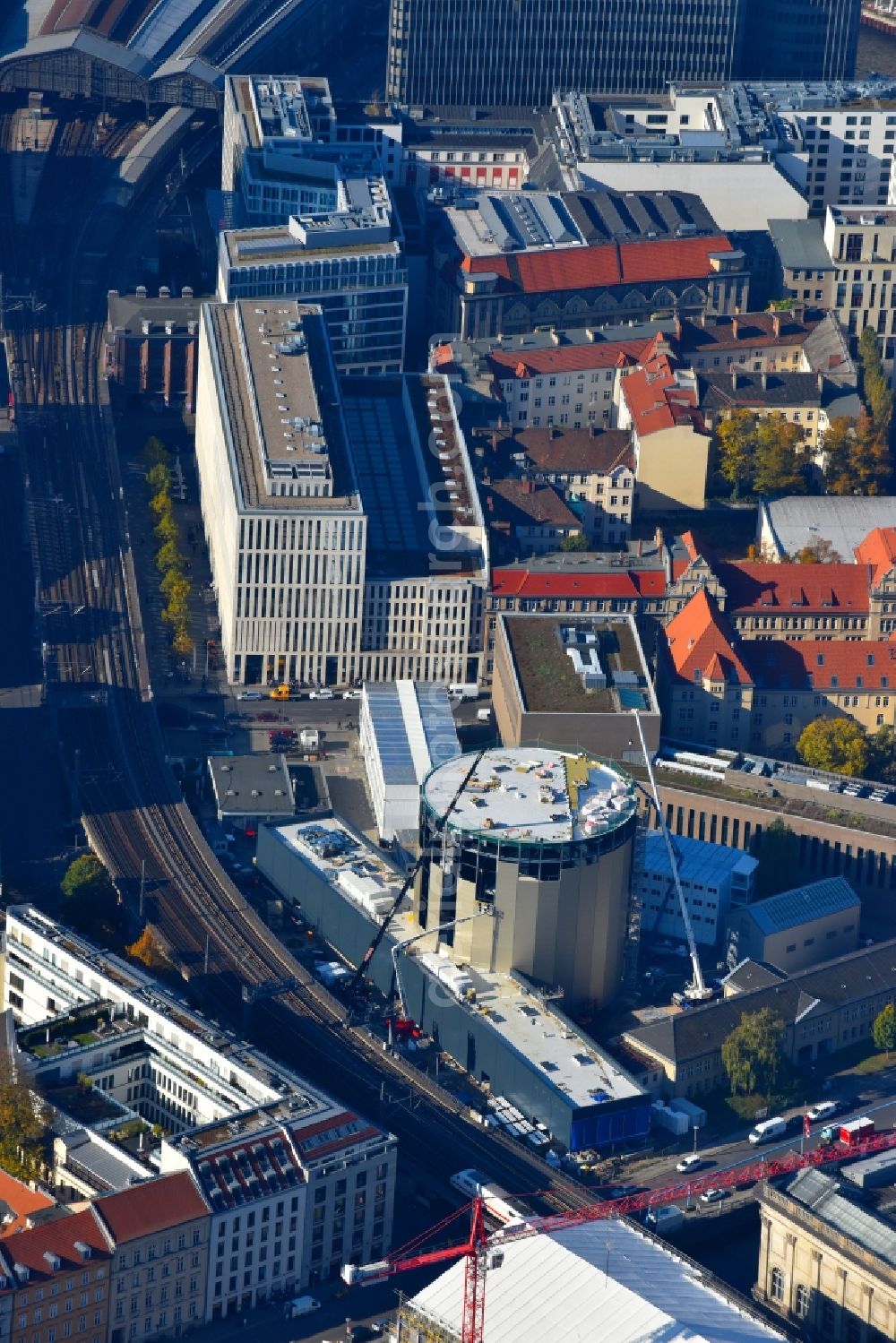 Berlin from above - Extension of a new construction site at the Museum- Building PERGAMONMUSEUM. DAS PANORAMA TEMPORAeRER AUSSTELLUNGSBAU AM KUPFERGRABEN in the district Mitte in Berlin, Germany