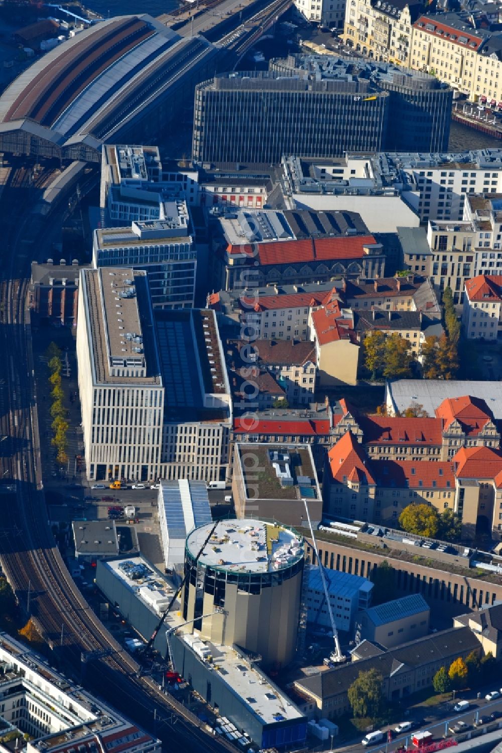 Berlin from the bird's eye view: Extension of a new construction site at the Museum- Building PERGAMONMUSEUM. DAS PANORAMA TEMPORAeRER AUSSTELLUNGSBAU AM KUPFERGRABEN in the district Mitte in Berlin, Germany