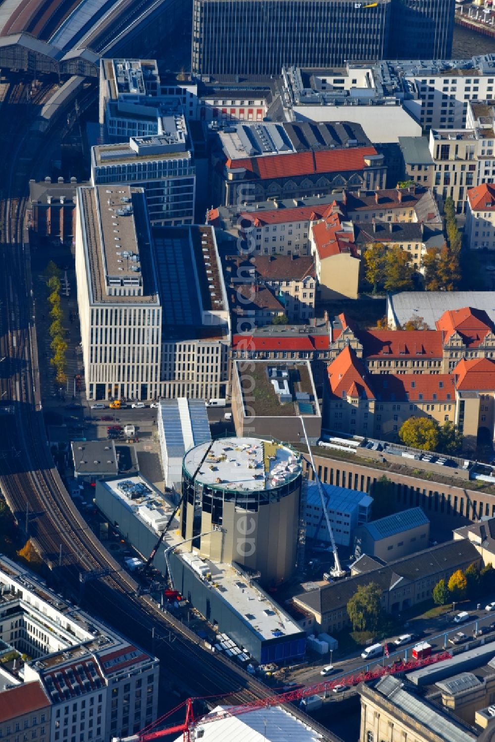 Aerial image Berlin - Extension of a new construction site at the Museum- Building PERGAMONMUSEUM. DAS PANORAMA TEMPORAeRER AUSSTELLUNGSBAU AM KUPFERGRABEN in the district Mitte in Berlin, Germany