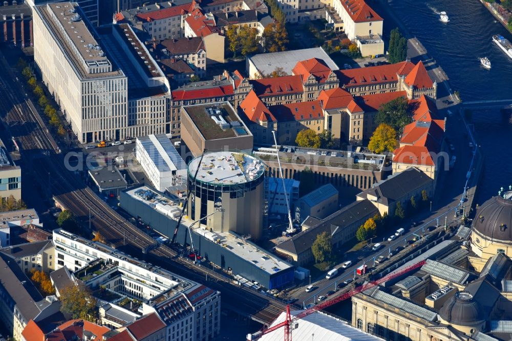 Berlin from above - Extension of a new construction site at the Museum- Building PERGAMONMUSEUM. DAS PANORAMA TEMPORAeRER AUSSTELLUNGSBAU AM KUPFERGRABEN in the district Mitte in Berlin, Germany