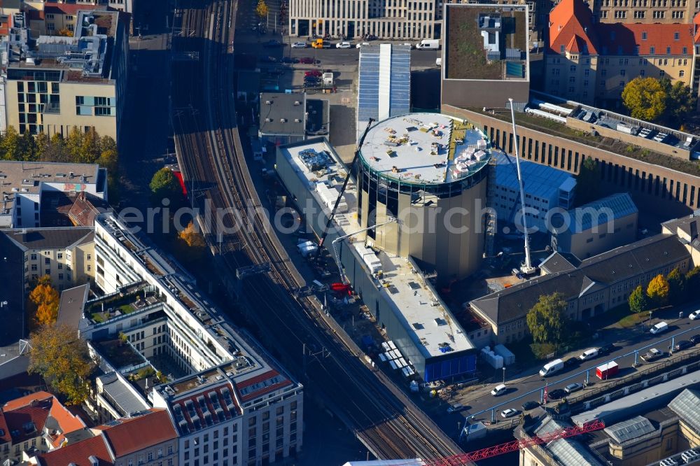 Berlin from the bird's eye view: Extension of a new construction site at the Museum- Building PERGAMONMUSEUM. DAS PANORAMA TEMPORAeRER AUSSTELLUNGSBAU AM KUPFERGRABEN in the district Mitte in Berlin, Germany