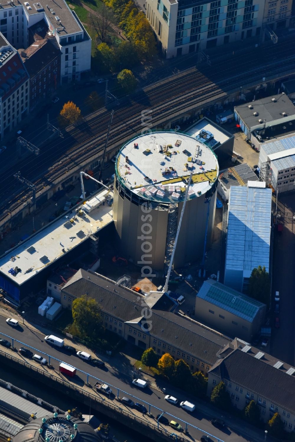 Berlin from above - Extension of a new construction site at the Museum- Building PERGAMONMUSEUM. DAS PANORAMA TEMPORAeRER AUSSTELLUNGSBAU AM KUPFERGRABEN in the district Mitte in Berlin, Germany