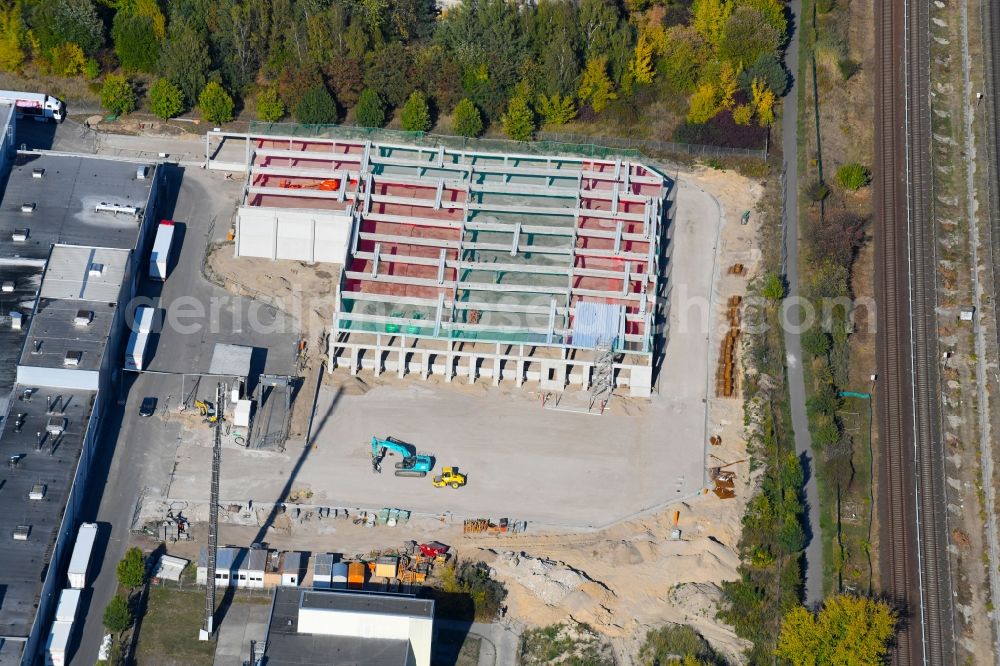 Berlin from above - Extension - new building - construction site on the factory premises of Harry-Brot GmbH on Wolfener Strasse in the district Marzahn in Berlin, Germany