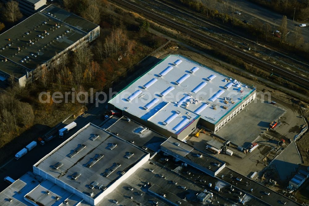 Berlin from above - Extension - new building - construction site on the factory premises of Harry-Brot GmbH on Wolfener Strasse in the district Marzahn in Berlin, Germany