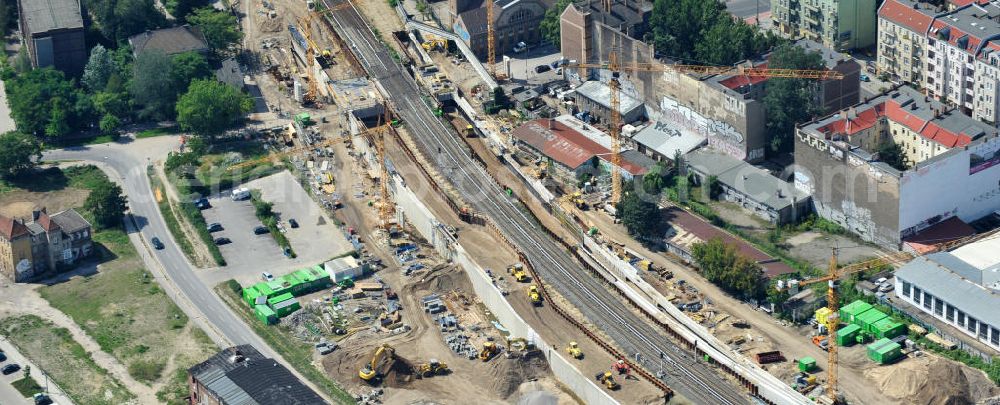 Berlin Friedrichshain from above - Erweiterungs- und Umbauarbeiten am S- Bahnviadukt Kynaststraße / Alt Stralau in Berlin - Friedrtichshai. Im Zuge der Großbaustelle Ostkreuz sind Anpassungen und Ergänzungen am Strecken- und Straßenverlauf notwendig geworden. Expansion and renovation work on the suburban railway viaduct in Berlin - Friedrtichshain.