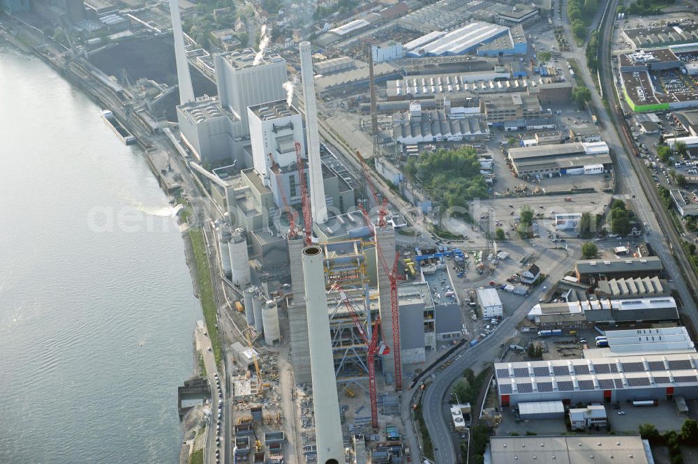 Aerial image Mannheim - Blick auf die Erweiterungsarbeiten am Steinkohlekraftwerk Mannheim in Baden-Württemberg. Das Kraftwerk am Rhein wurde 1923 von der Grosskraftwerk Mannheim Aktiengesellschaft GKM gegründet. Zur Zeit wird ein neuer Block 9 errichtet, der die Stromerzeugung steigern und später die Blöcke 3 und 4 ersetzen soll. Beteiligte Baufirmen sind die Zübllin AG, Bilfinger Berger und die Heberger Bau AG. View to the construction work at the hard coal-fired power station Mannheim.