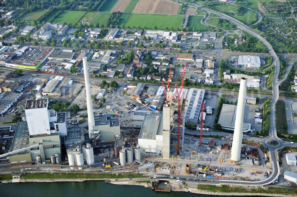 Mannheim from above - Blick auf die Erweiterungsarbeiten am Steinkohlekraftwerk Mannheim in Baden-Württemberg. Das Kraftwerk am Rhein wurde 1923 von der Grosskraftwerk Mannheim Aktiengesellschaft GKM gegründet. Zur Zeit wird ein neuer Block 9 errichtet, der die Stromerzeugung steigern und später die Blöcke 3 und 4 ersetzen soll. Beteiligte Baufirmen sind die Zübllin AG, Bilfinger Berger und die Heberger Bau AG. View to the construction work at the hard coal-fired power station Mannheim.