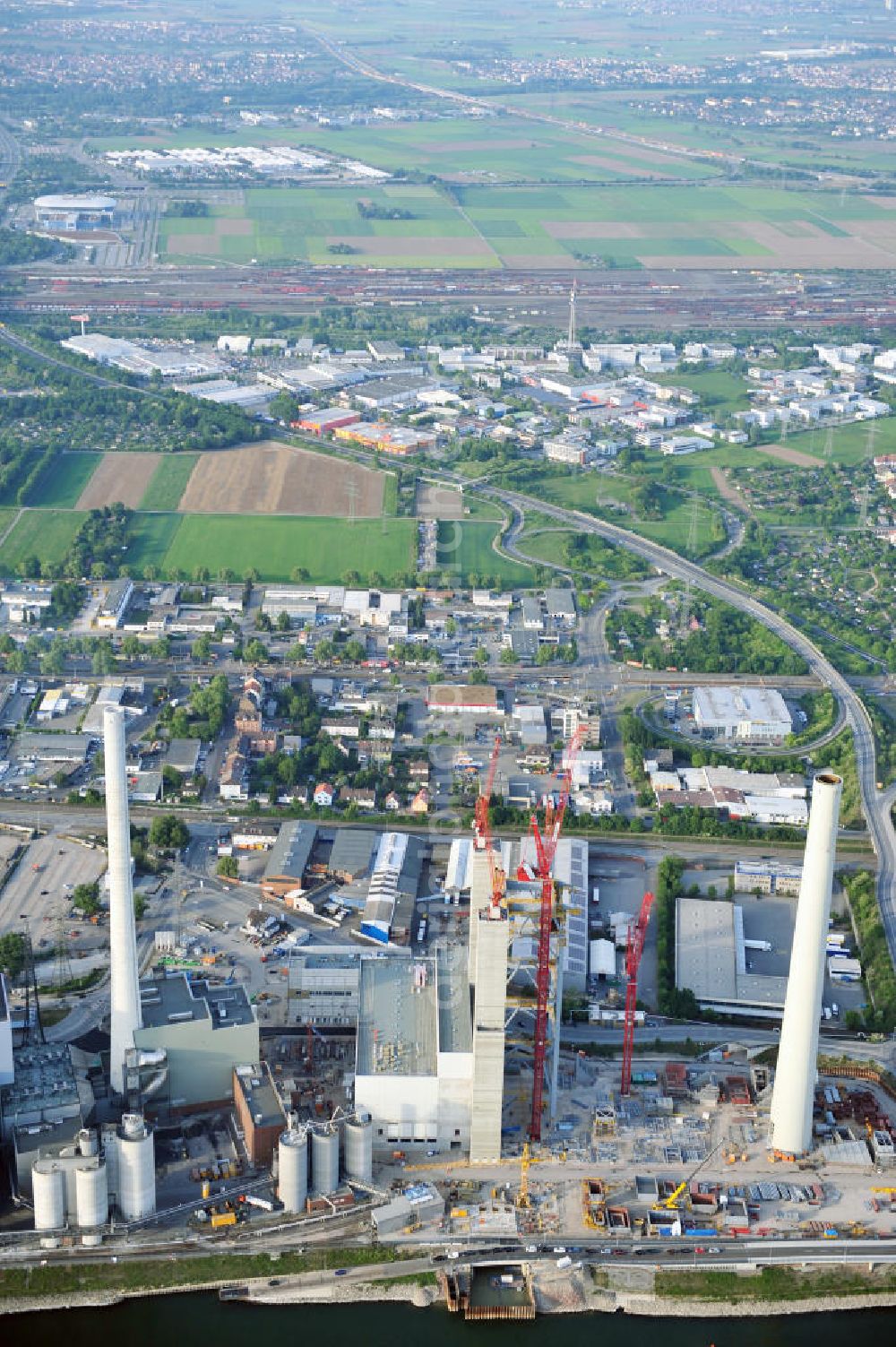 Mannheim from the bird's eye view: Blick auf die Erweiterungsarbeiten am Steinkohlekraftwerk Mannheim in Baden-Württemberg. Das Kraftwerk am Rhein wurde 1923 von der Grosskraftwerk Mannheim Aktiengesellschaft GKM gegründet. Zur Zeit wird ein neuer Block 9 errichtet, der die Stromerzeugung steigern und später die Blöcke 3 und 4 ersetzen soll. Beteiligte Baufirmen sind die Zübllin AG, Bilfinger Berger und die Heberger Bau AG. View to the construction work at the hard coal-fired power station Mannheim.