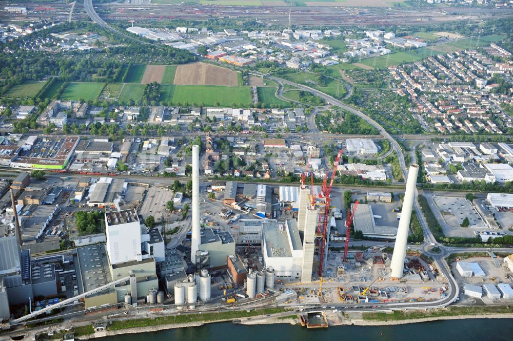 Aerial image Mannheim - Blick auf die Erweiterungsarbeiten am Steinkohlekraftwerk Mannheim in Baden-Württemberg. Das Kraftwerk am Rhein wurde 1923 von der Grosskraftwerk Mannheim Aktiengesellschaft GKM gegründet. Zur Zeit wird ein neuer Block 9 errichtet, der die Stromerzeugung steigern und später die Blöcke 3 und 4 ersetzen soll. Beteiligte Baufirmen sind die Zübllin AG, Bilfinger Berger und die Heberger Bau AG. View to the construction work at the hard coal-fired power station Mannheim.