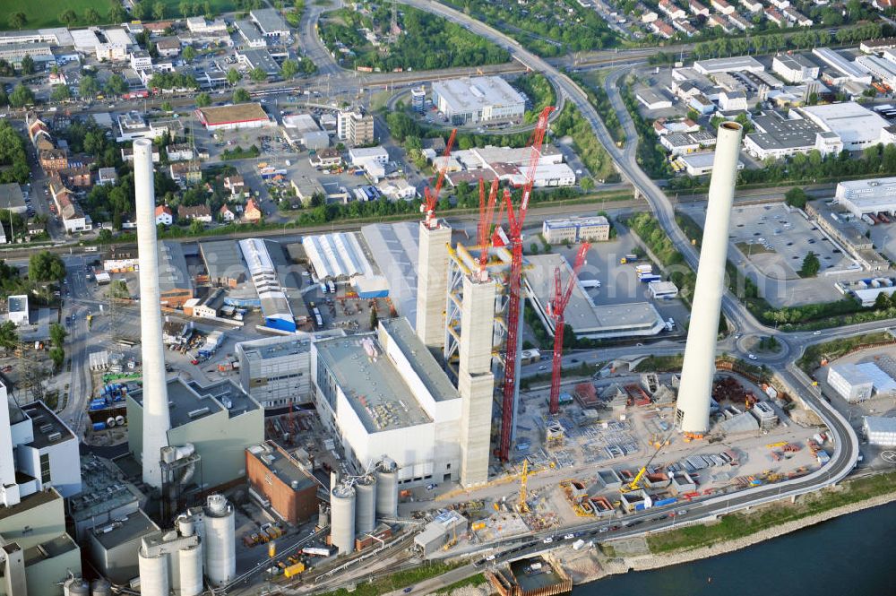 Mannheim from above - Blick auf die Erweiterungsarbeiten am Steinkohlekraftwerk Mannheim in Baden-Württemberg. Das Kraftwerk am Rhein wurde 1923 von der Grosskraftwerk Mannheim Aktiengesellschaft GKM gegründet. Zur Zeit wird ein neuer Block 9 errichtet, der die Stromerzeugung steigern und später die Blöcke 3 und 4 ersetzen soll. Beteiligte Baufirmen sind die Zübllin AG, Bilfinger Berger und die Heberger Bau AG. View to the construction work at the hard coal-fired power station Mannheim.