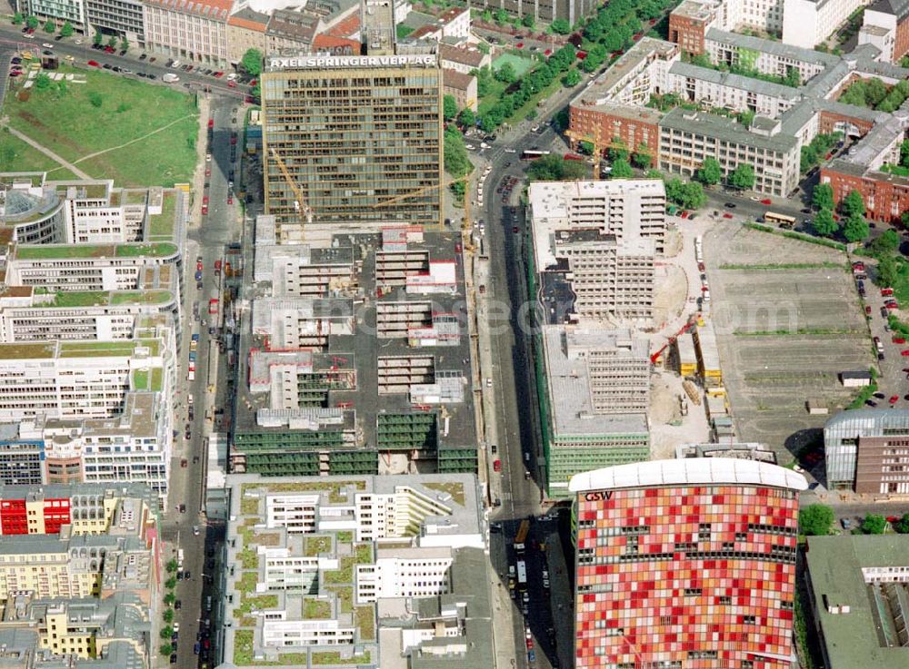 Berlin from the bird's eye view: Erweiterungsbau des AXEL - SPRINGER - VERLAGES an der Axel-Springer - Straße in Berlin - Kreuzberg 16.Mai 2002