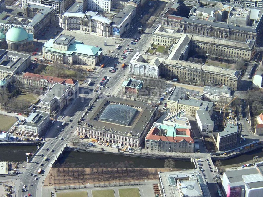 Berlin from the bird's eye view: Erweiterungsbau am Deutschen Historischen Museum in Berlin-Mitte / Unter den Linden. 13.03.03