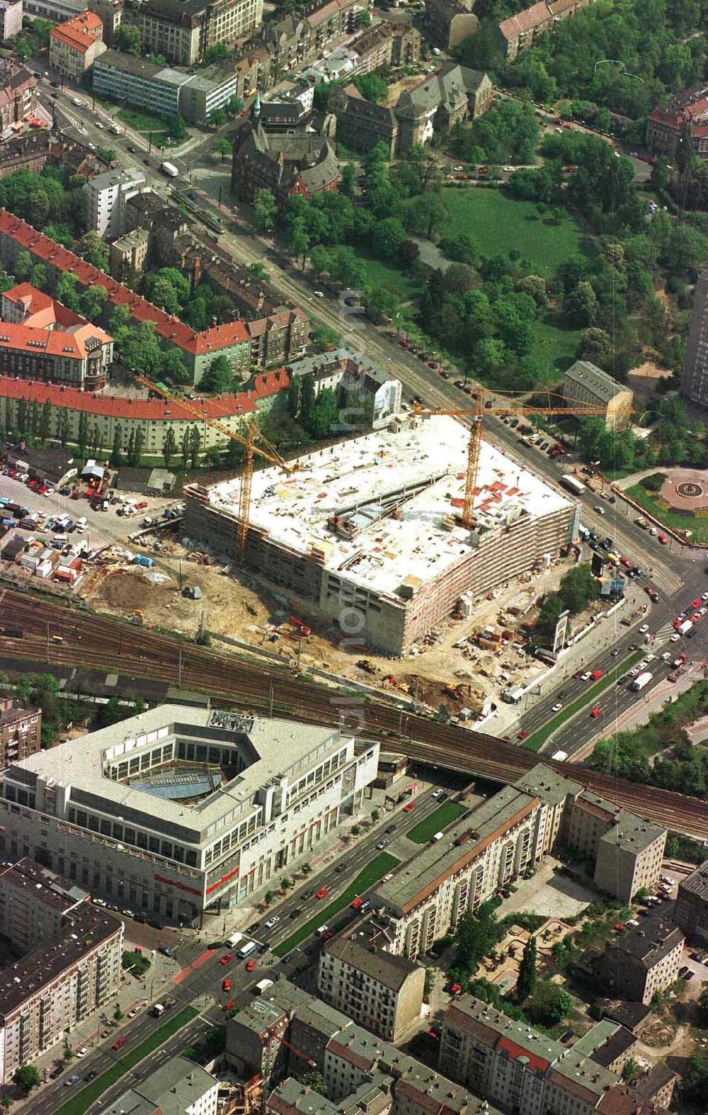 Berlin-Friedrichshain from above - Erweiterungsbau des Einkaufszentrums Ringscenter am S-Bhf. Frankfurter Allee